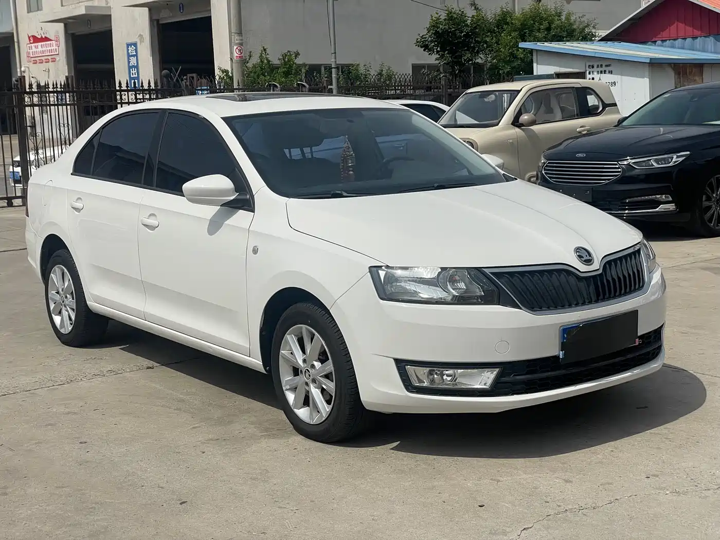 Škoda Rapid 2015 1.6L Manual Smart Selection фото 3