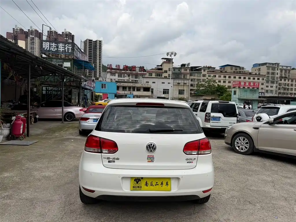 Volkswagen Golf 2012 1.6 Automatic Luxury Edition фото 8