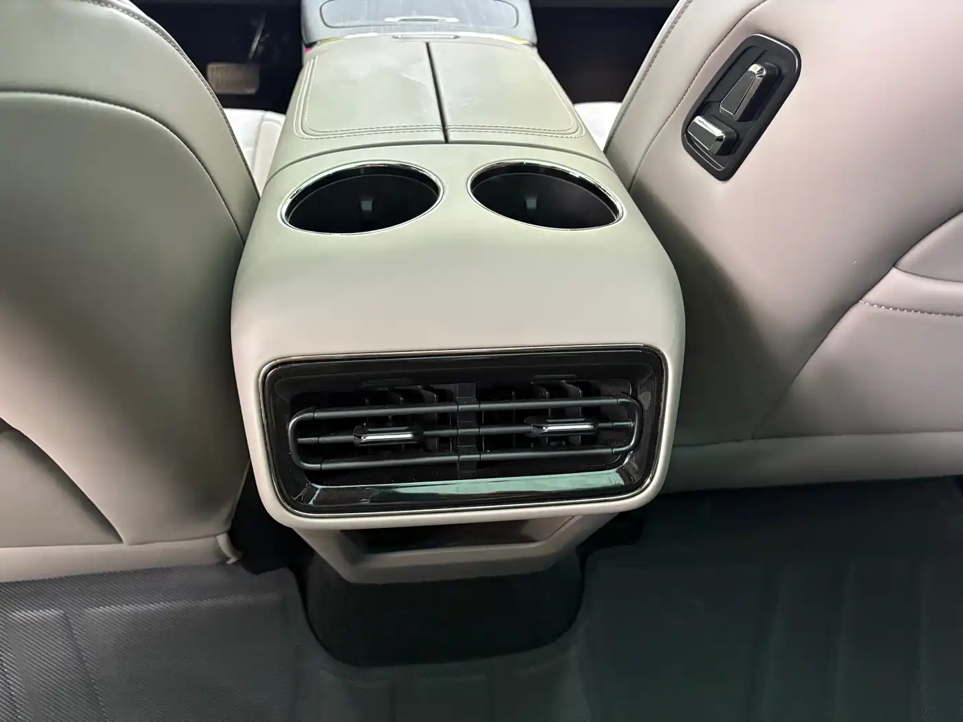 Geely Galaxy Galaxy Xingyao 8 2025 130km EM-P Starship Edition фото 14