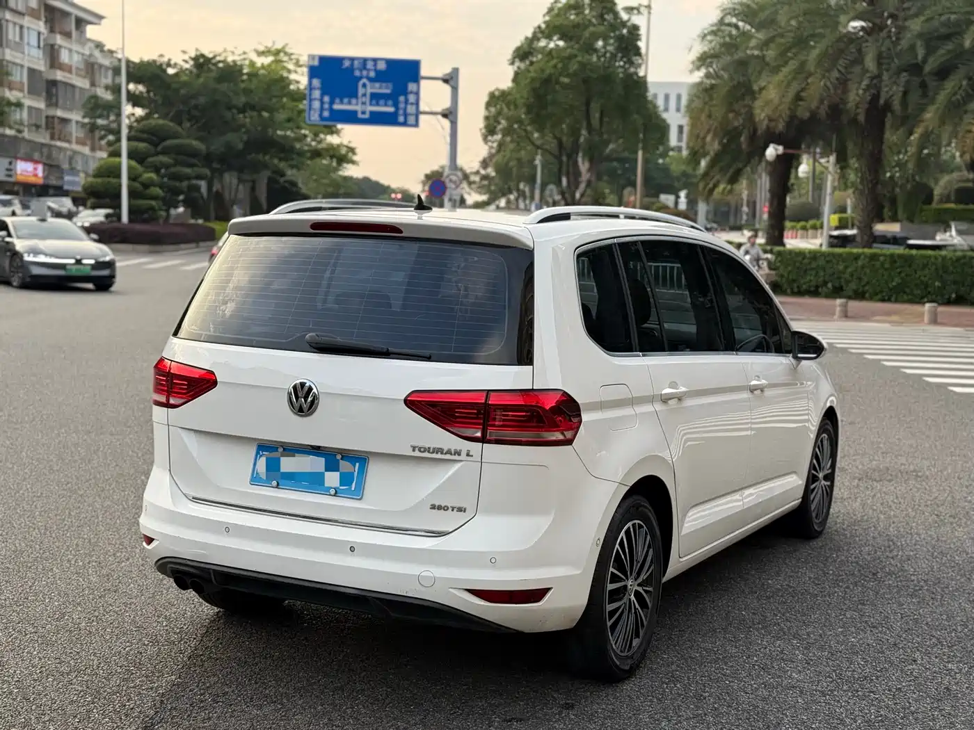 Volkswagen Touran 2016 Touran L 280TSI DSG Luxury фото 7