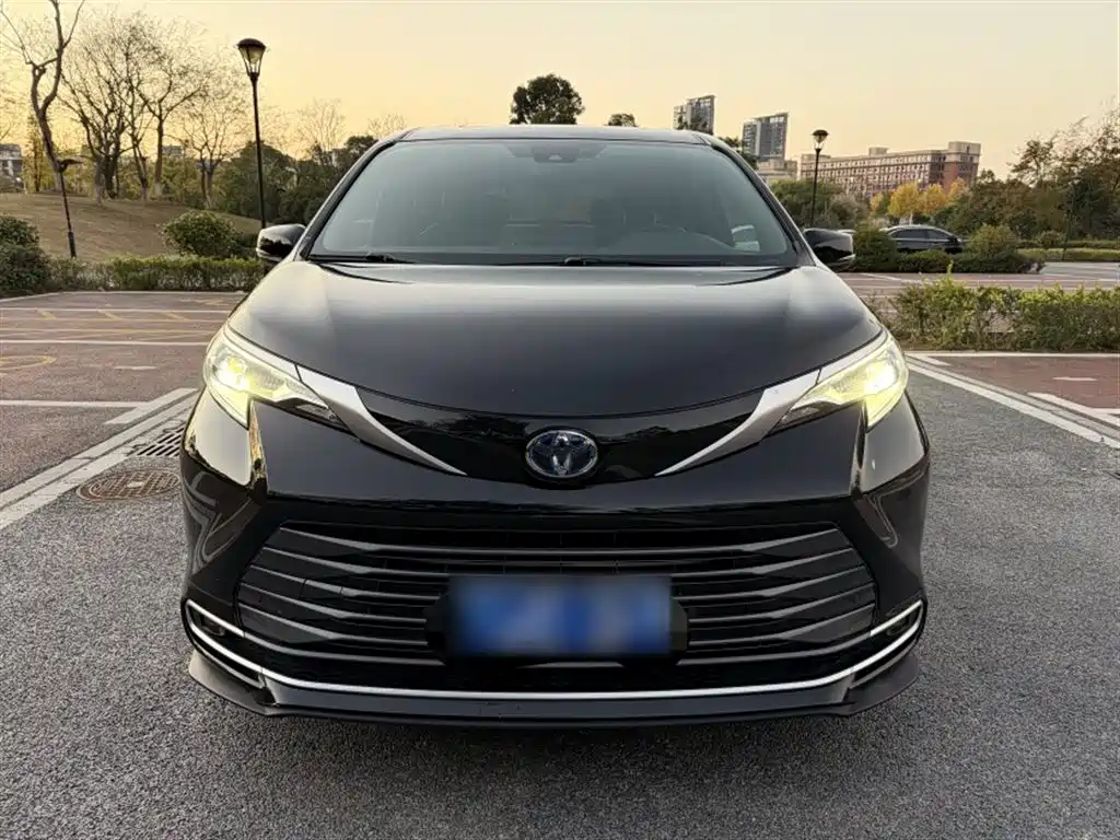 Toyota Sienna 2021 2.5L Hybrid Premium Edition фото 11