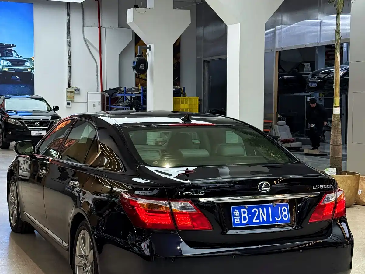 Lexus LS 2013 600hL фото 3