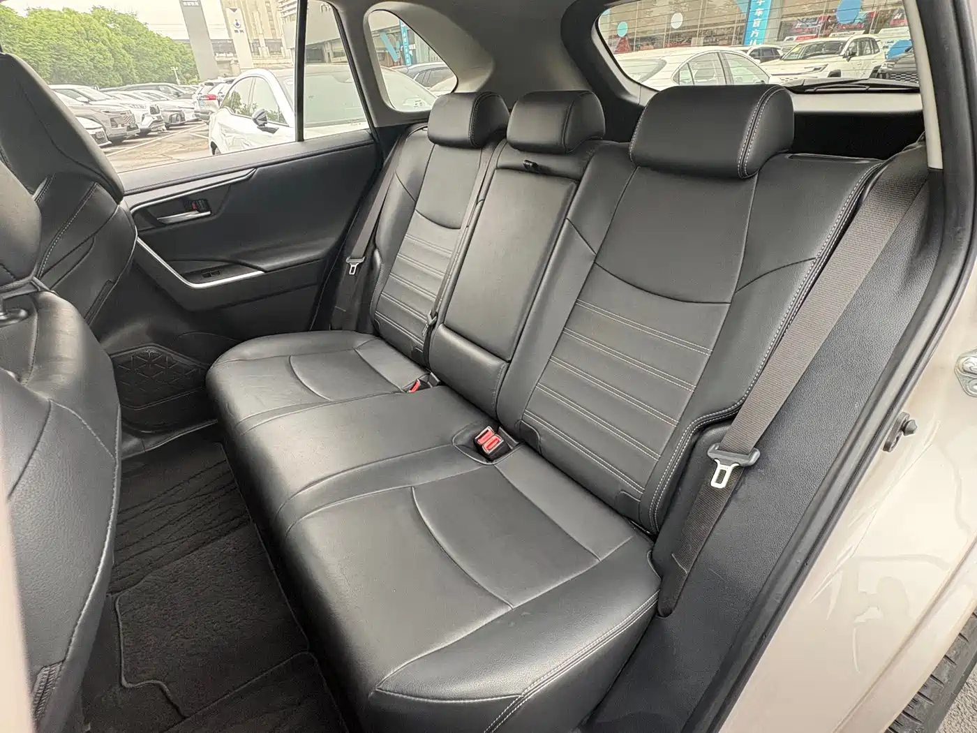 Toyota Wildlander 2022 2.0L CVT FWD Luxury PLUS Edition фото 9