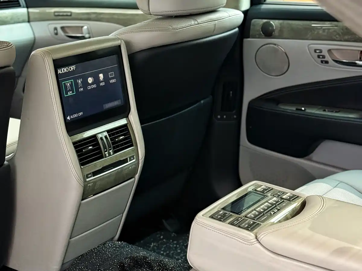 Lexus LS 2013 600hL фото 12
