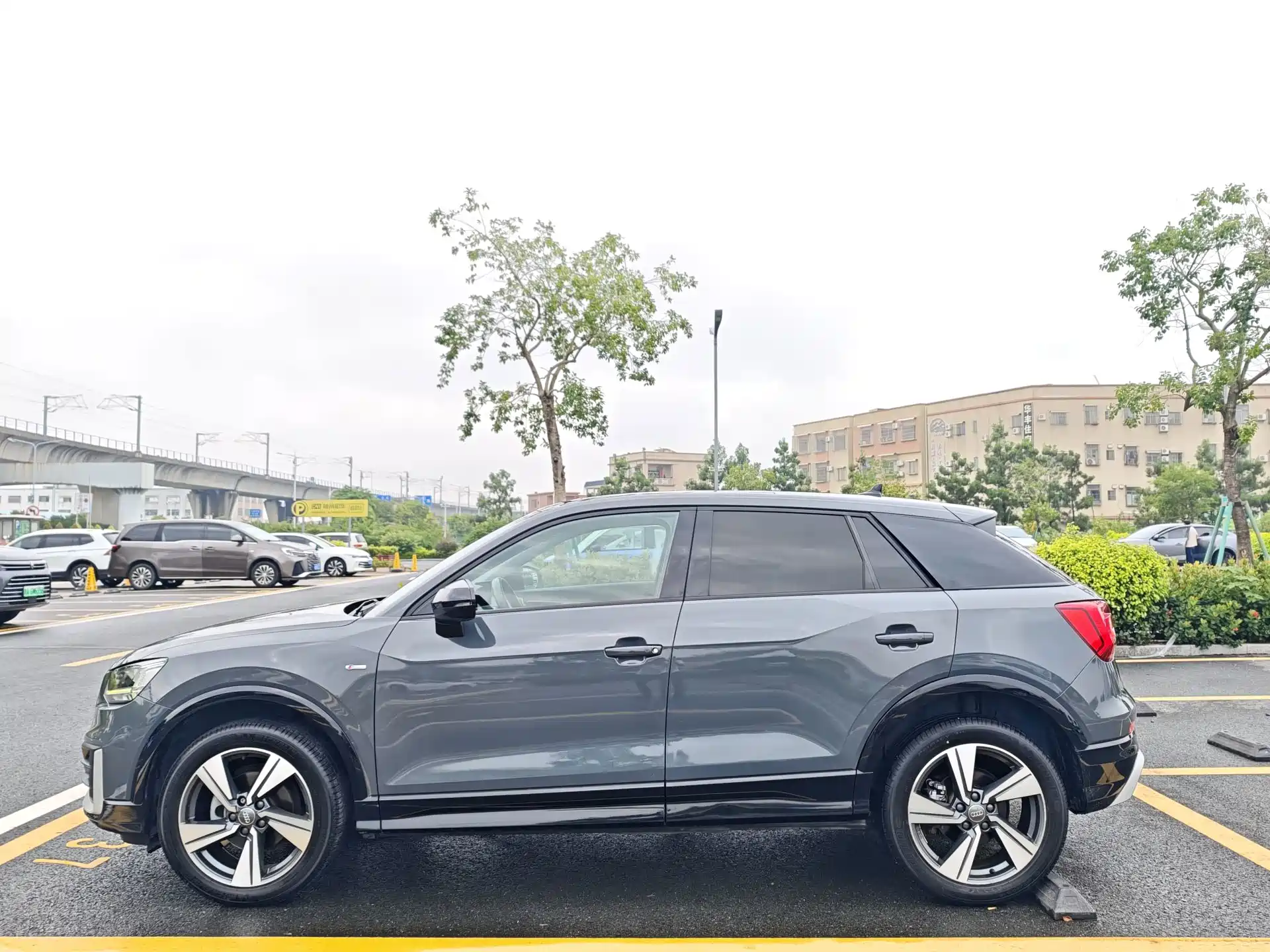 Photo 4 - Audi Q2L