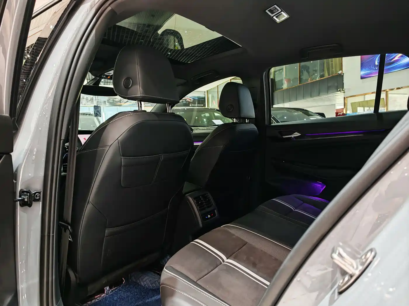 Volkswagen Golf 2023 Model 280TSI DSG R-Line фото 9