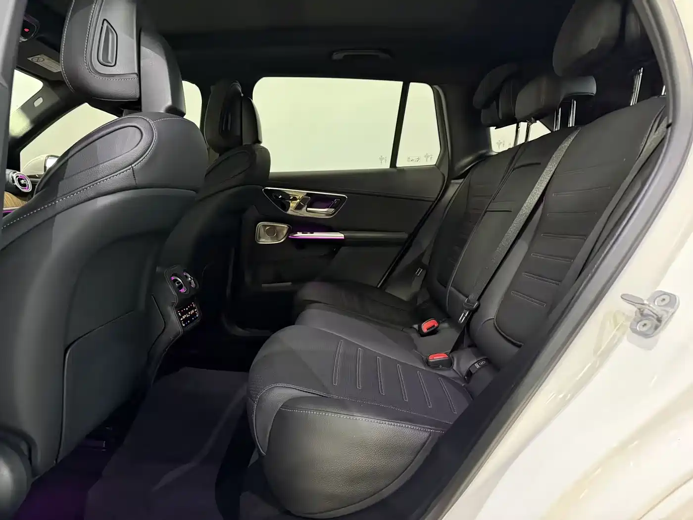 Mercedes-Benz GLC 2023 GLC 300 L 4MATIC Sport 5-Seater фото 11