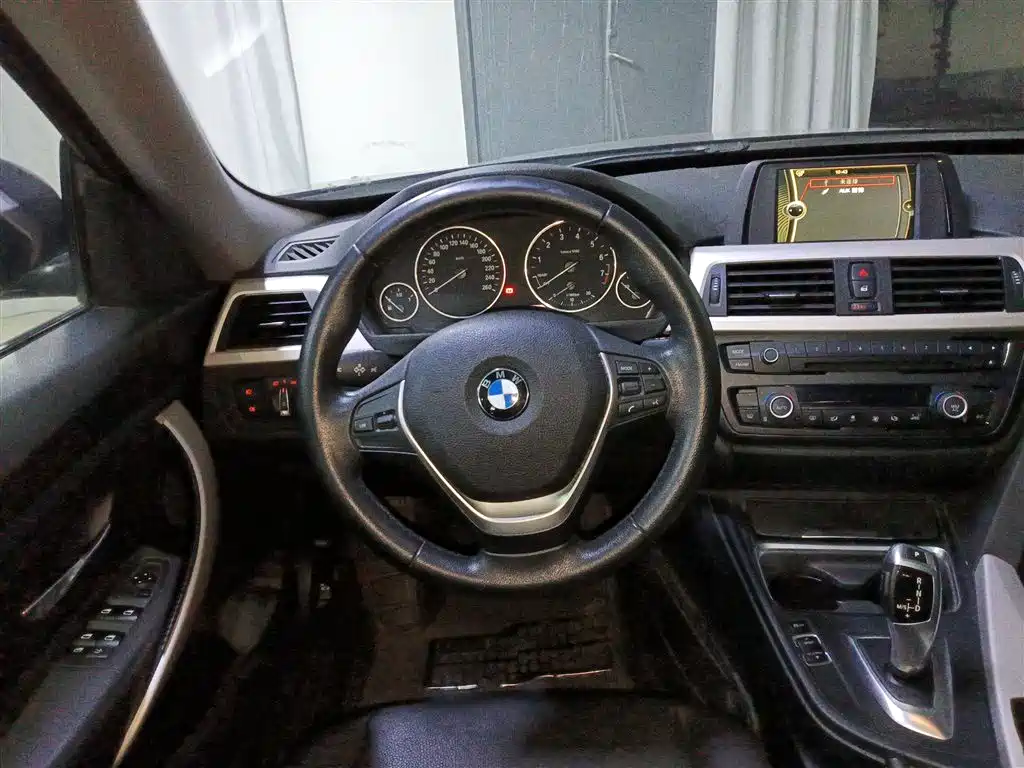 BMW 3 Series GT 2013 Model 320i Leading фото 11
