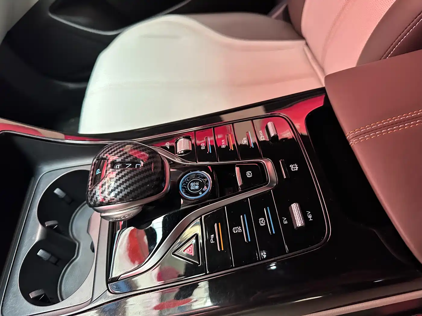 BYD Qin PLUS 2024 Glory Edition DM-i 55KM Leading фото 19