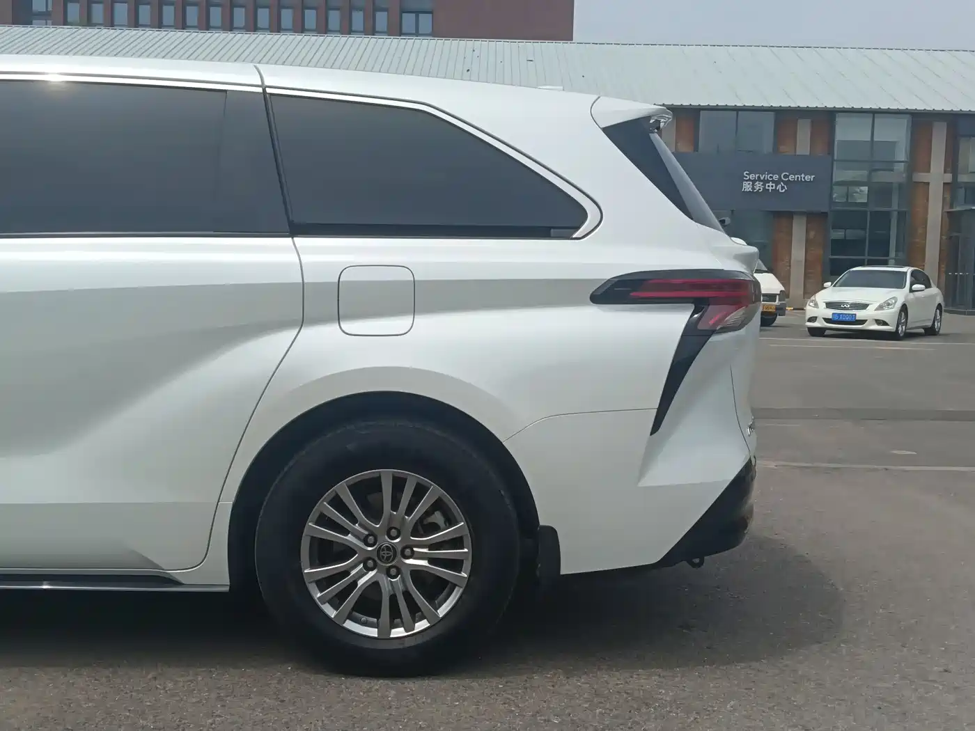 Toyota Sienna 2021 2.5L Hybrid Premium Edition фото 9