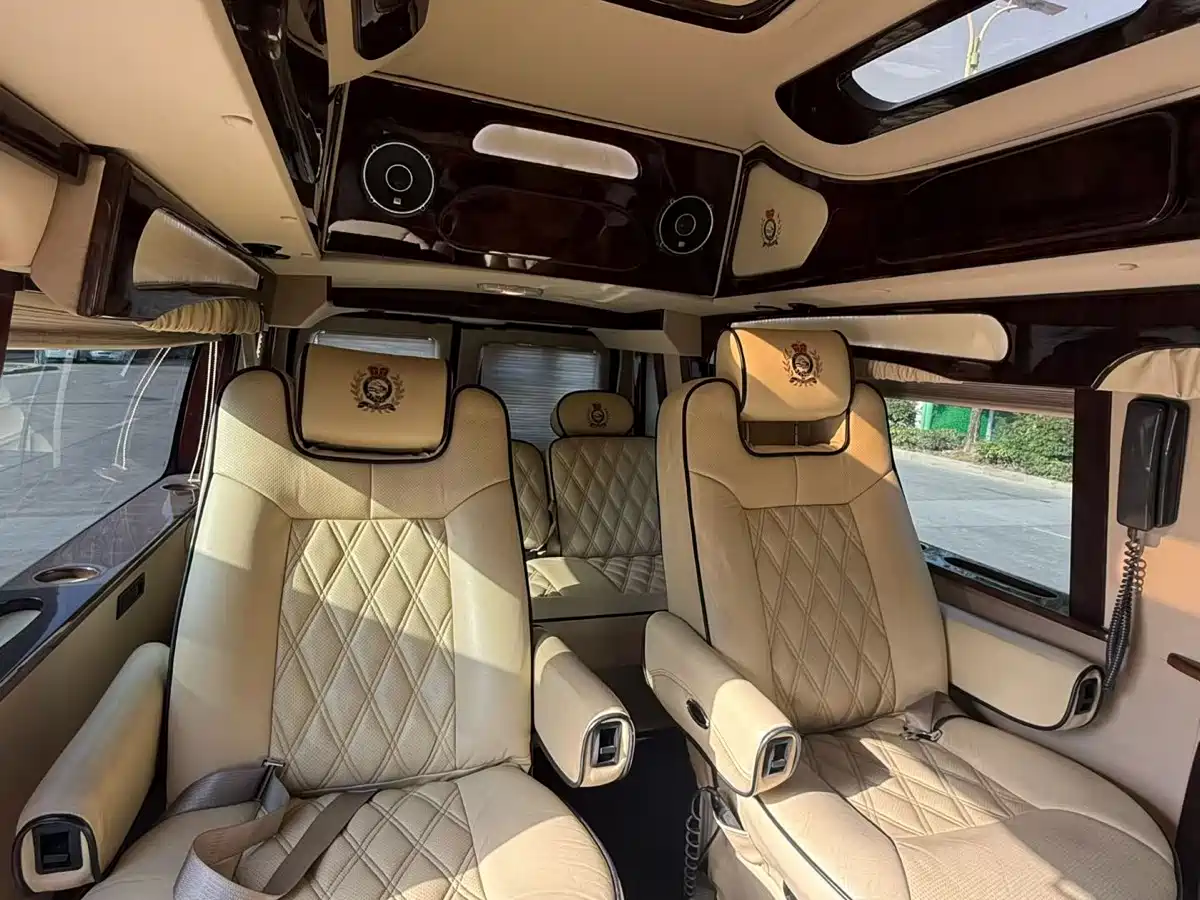 Ford E350 2011 5.4L Standard Yacht Edition фото 8