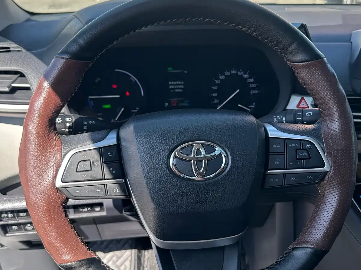 Toyota Sienna 2023 2.5L Hybrid Luxury Edition фото 10