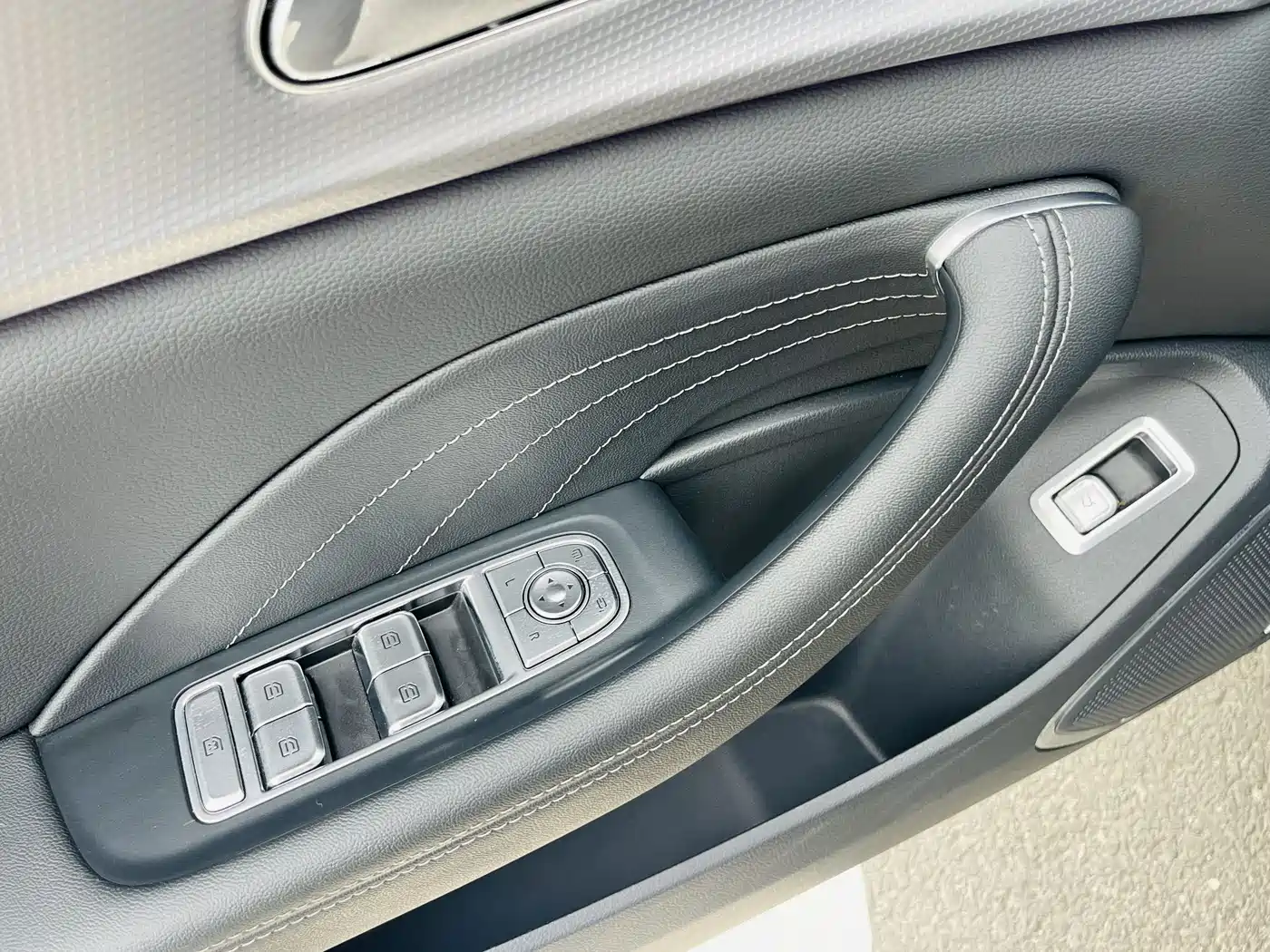 Hongqi H5 2024 2.0T Automatic Smart Connect Flag Smooth Edition фото 6