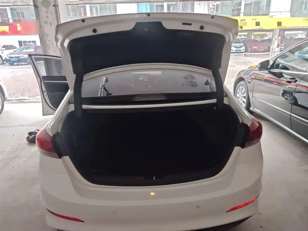 Hyundai Elantra 2016 Model 1.6L Automatic Smart Elite фото 19