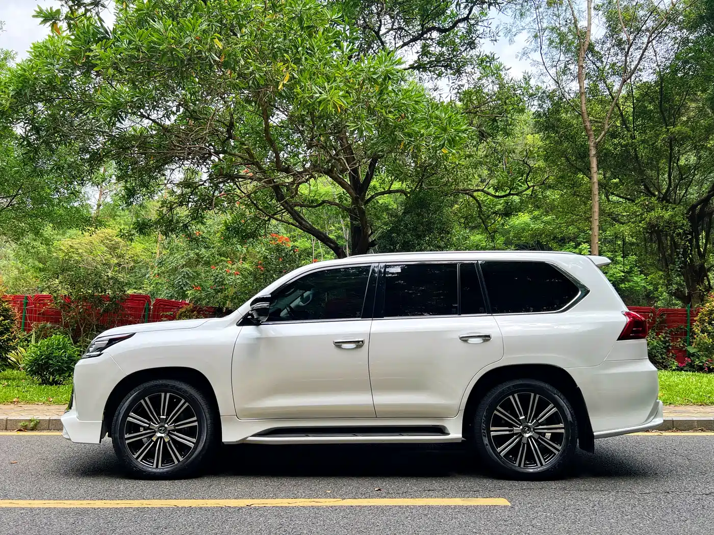Lexus LX 2019 570 Peak Special Edition фото 21