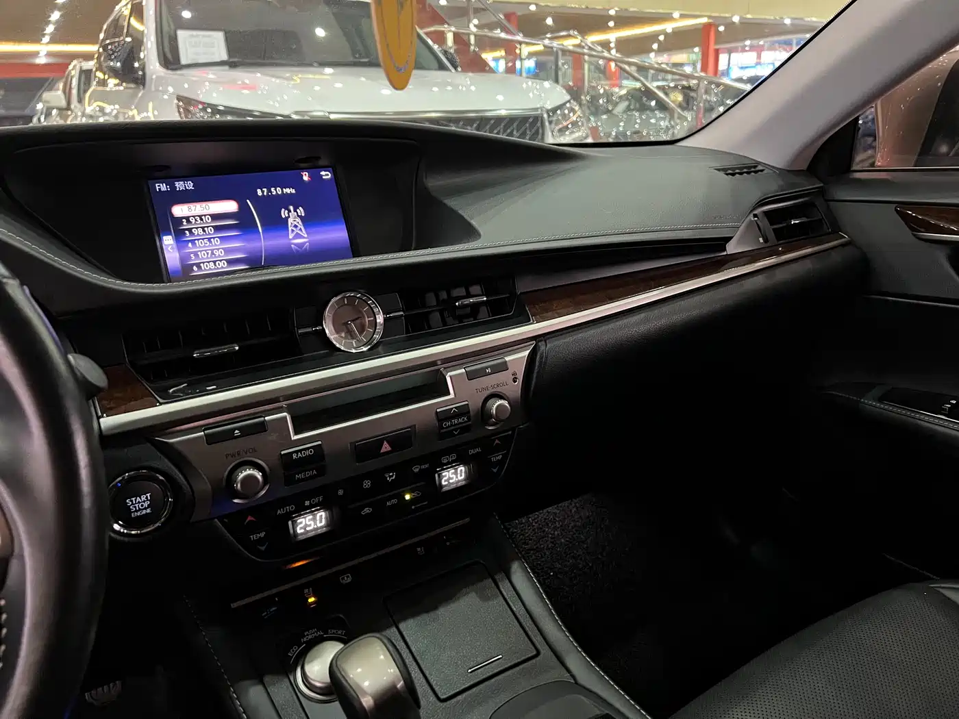 Lexus ES 2015 250 Elegance Edition фото 14