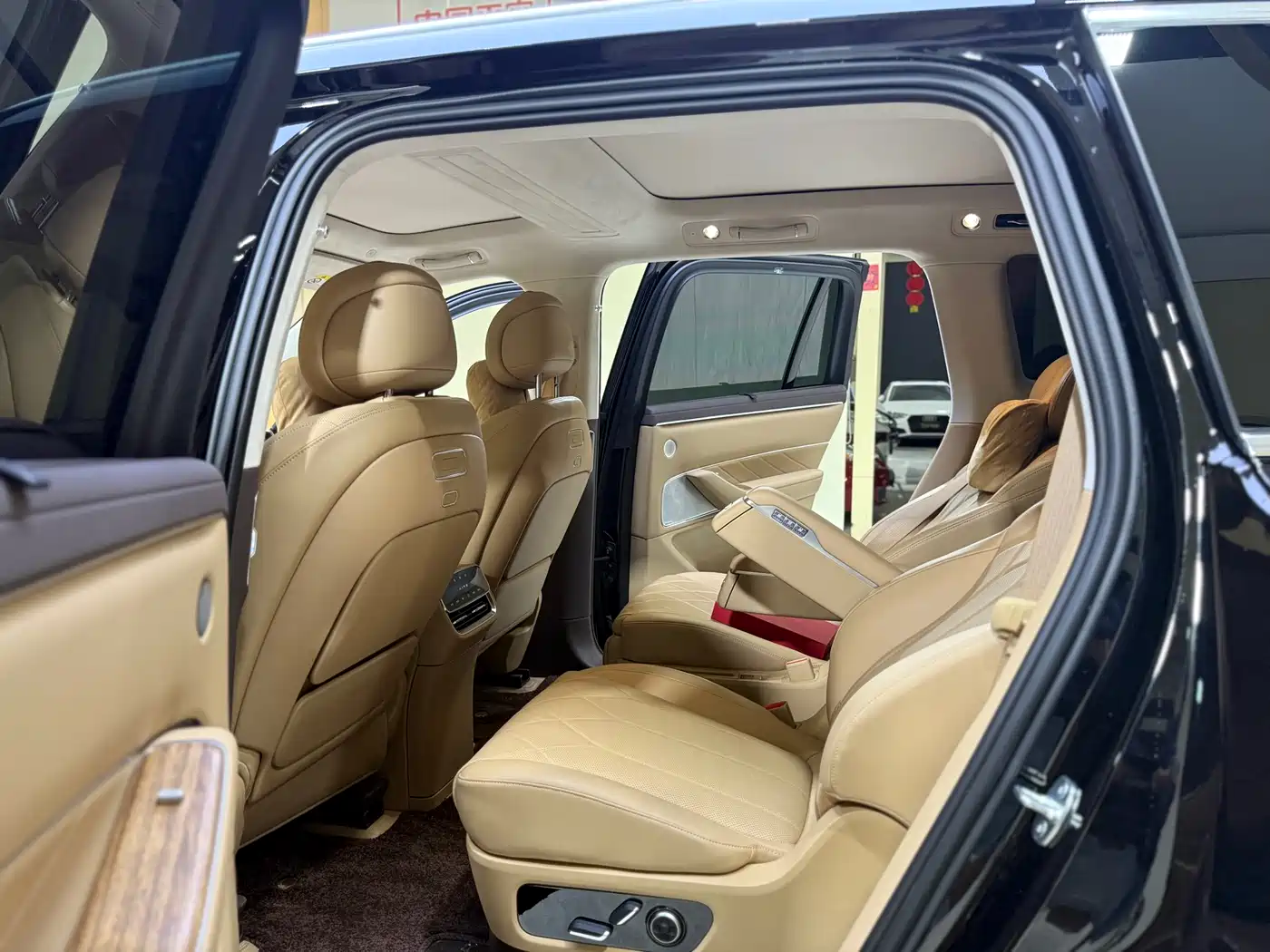 AITO Wenjie AITO M8 2025 Extended Range Ultra 53.4kWh 6-Seater фото 6