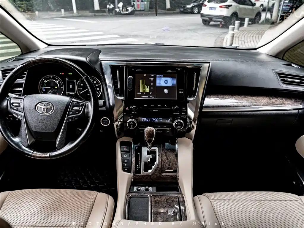 Toyota Alphard 2019 Hybrid 2.5L Premium Edition фото 4