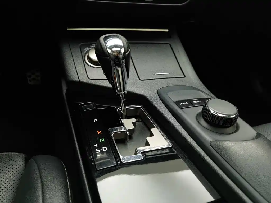 Photo 13 - Lexus ES