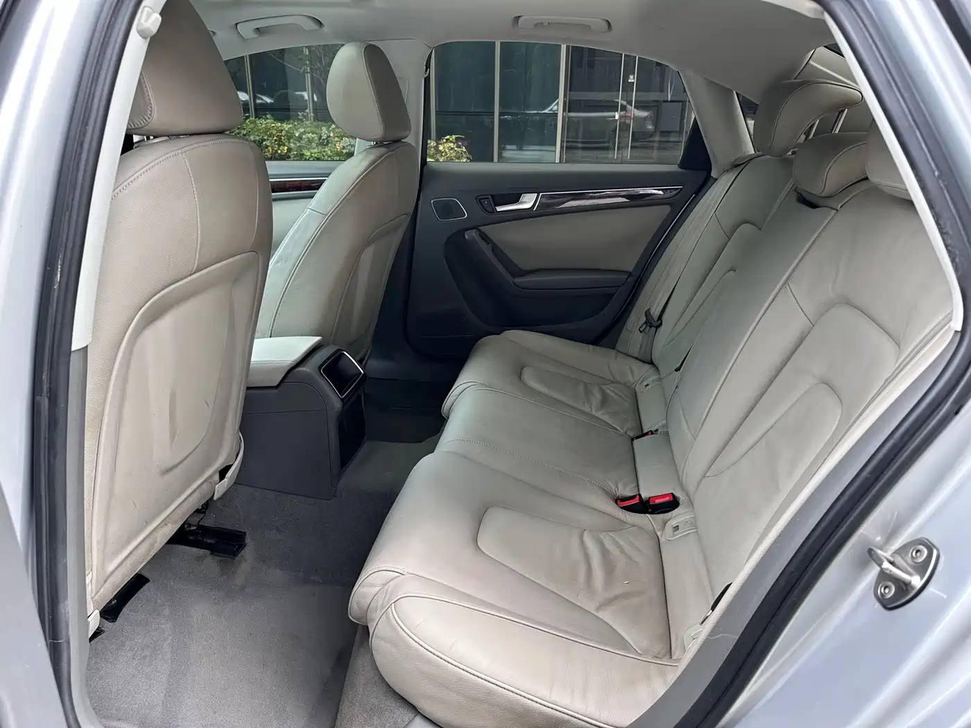 Audi A4L 2010 2.0 TFSI Standard фото 8