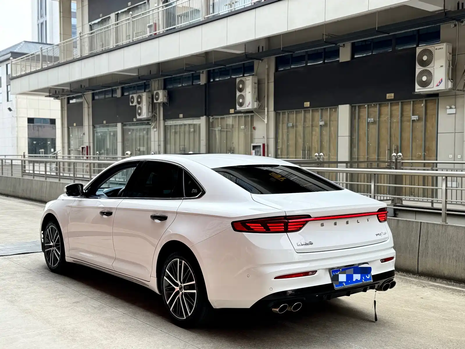 Фото 3 - Geely Preface