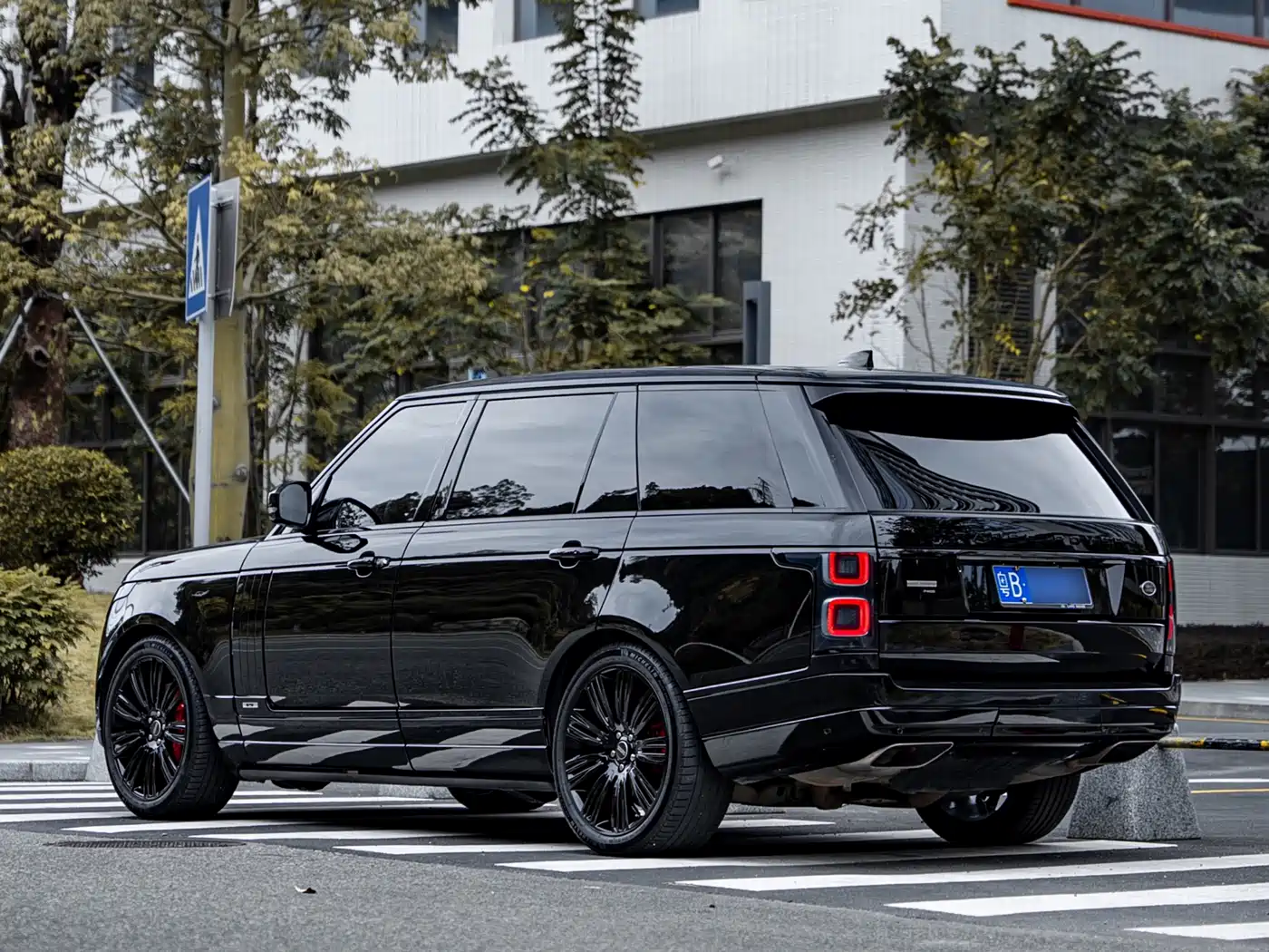 Land Rover Range Rover 2020 3.0 L6 Supreme Creation Extended Version фото 16