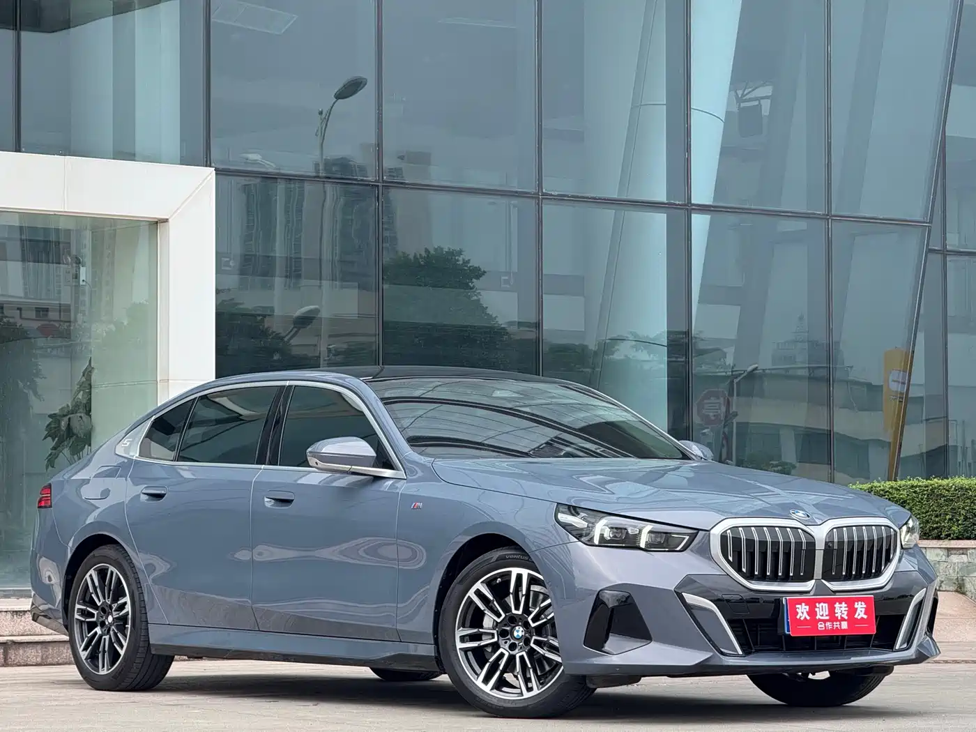 BMW 5 Series 2024 530Li Leading M Sport Package фото 3