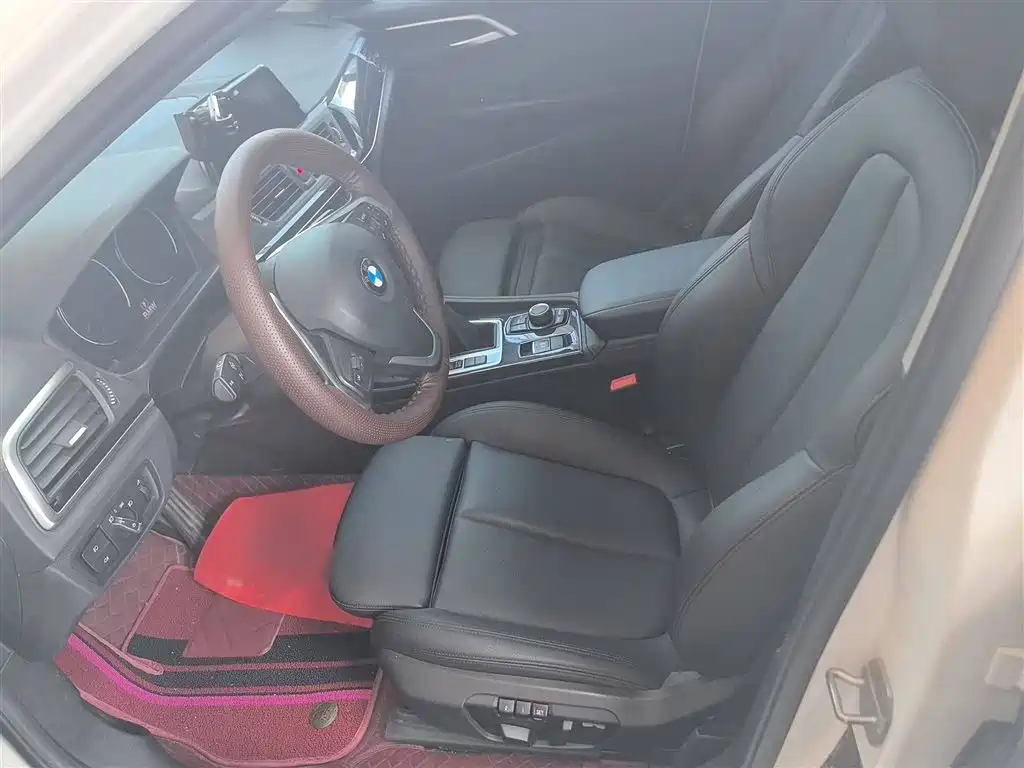 BMW 1 Series 2018 118i Sport Edition фото 9