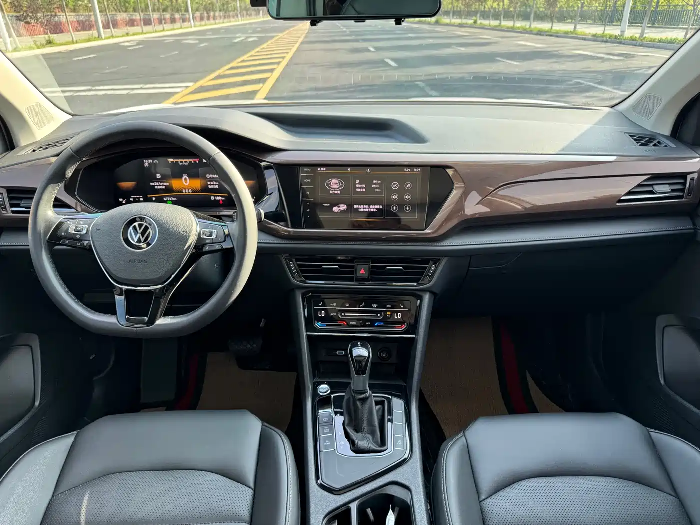 Volkswagen Tharu 2022 280TSI FWD Luxury Edition фото 14