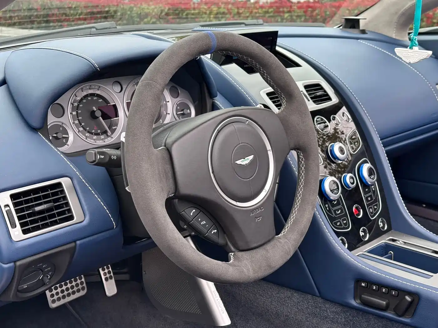 Aston Martin V8 Vantage 2017 4.7L S British Limited Convertible фото 5