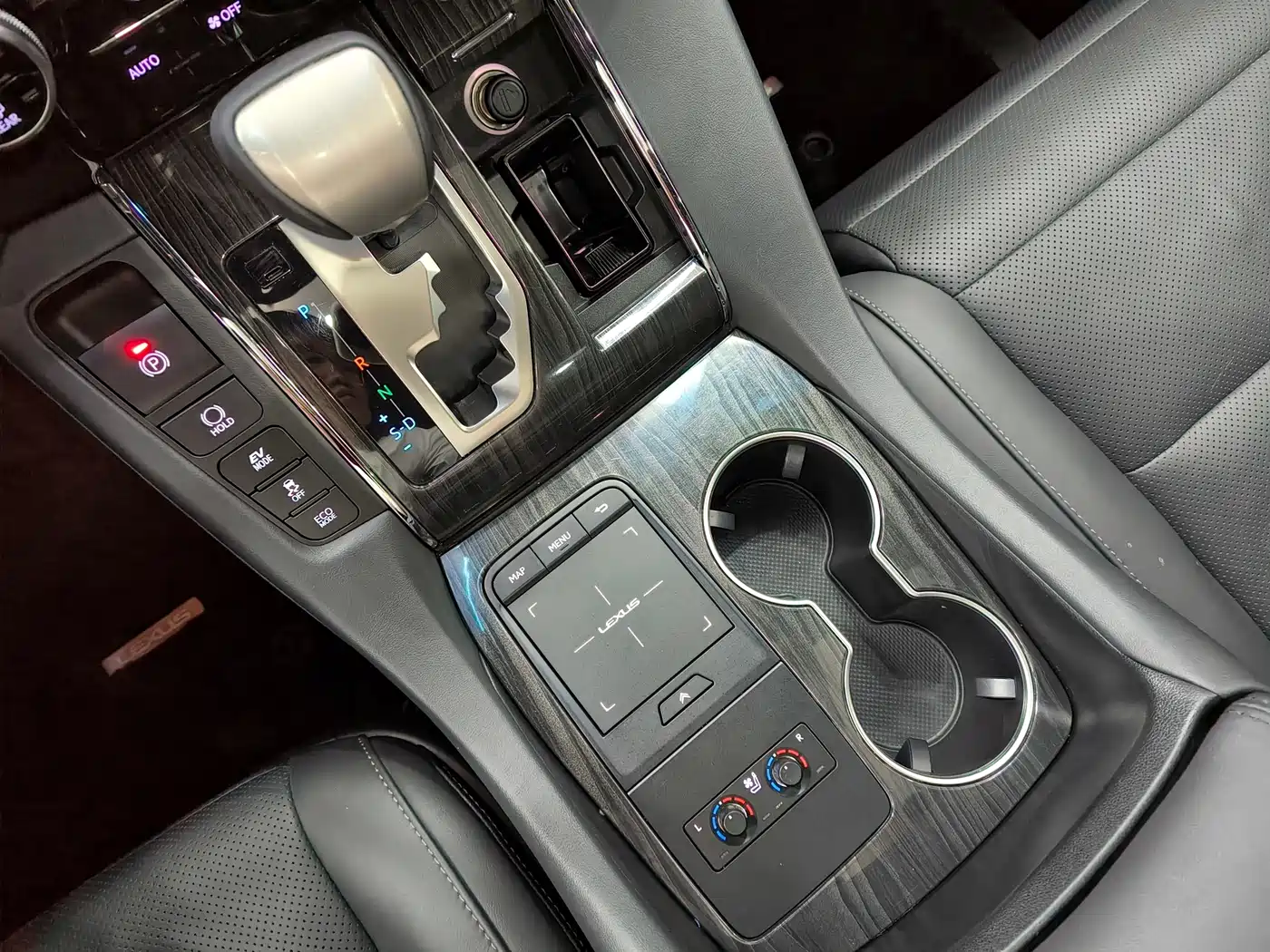 Lexus LM 2020 300h Seven-Seater Elegance Edition фото 12