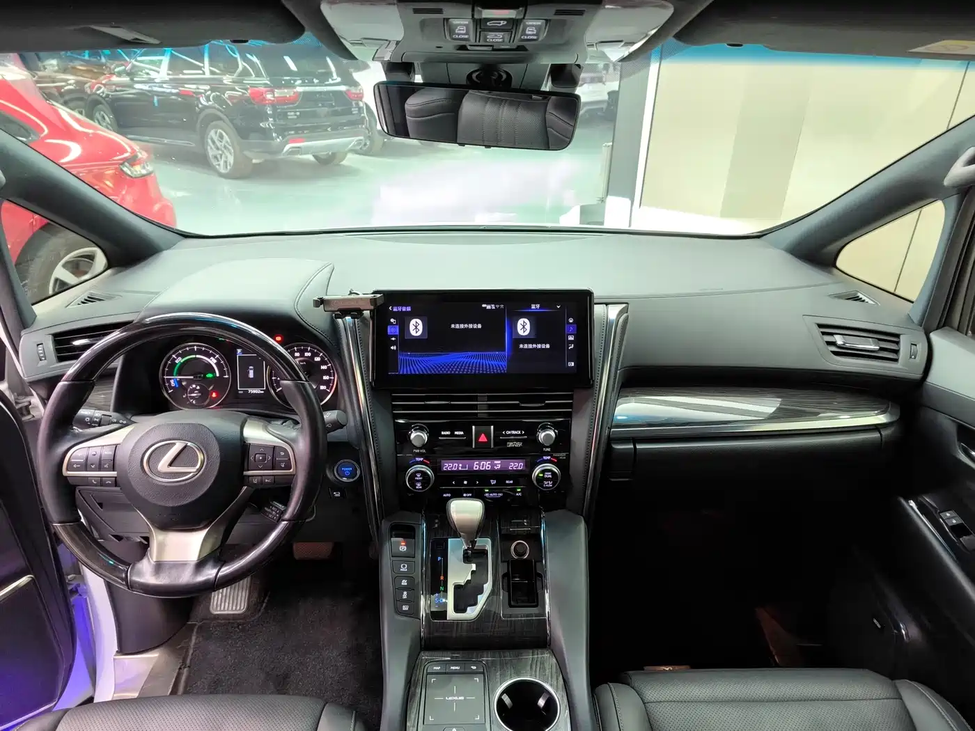 Lexus LM 2020 300h Seven-Seater Elegance Edition фото 22