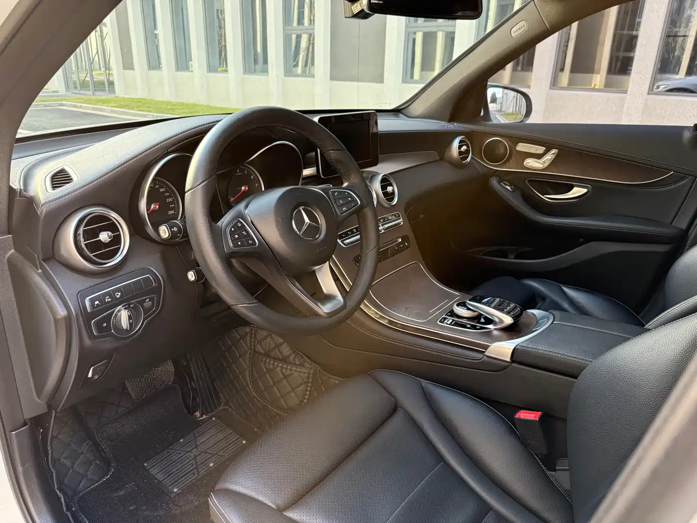 Mercedes-Benz GLC 2017 GLC 300 4MATIC Dynamic фото 9
