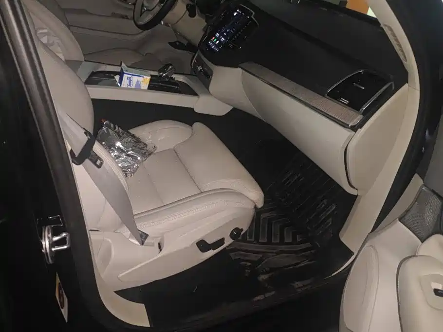 Фото 8 - Volvo XC90
