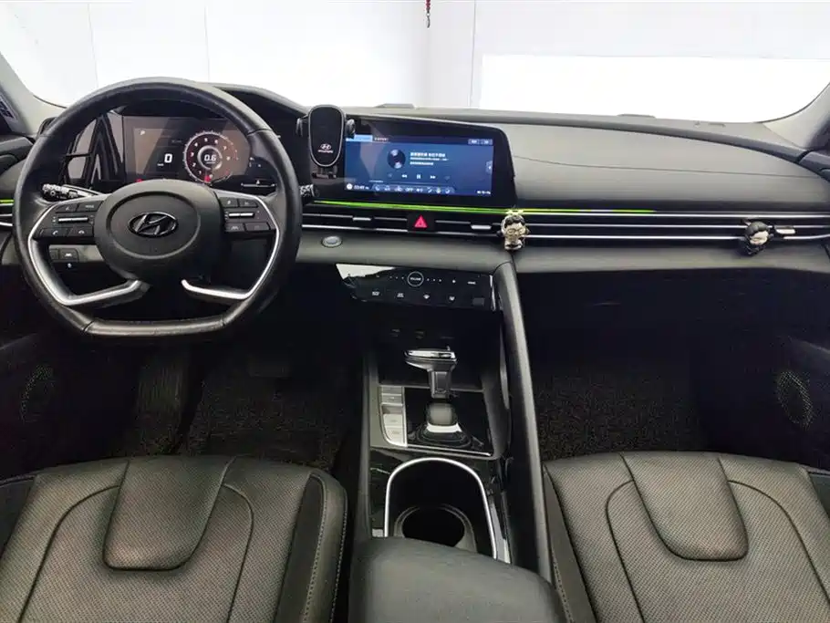 Hyundai Elantra 2021 1.5L CVT LUX Premium Edition фото 12