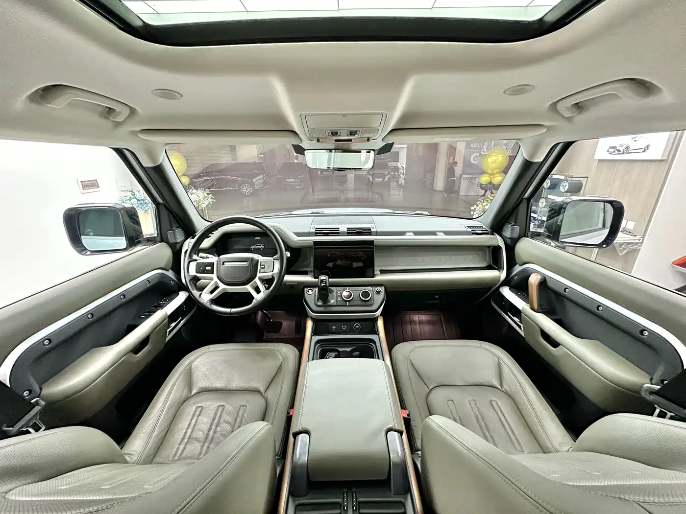 Land Rover Defender 2022 110 P400 Dark Special Edition фото 11