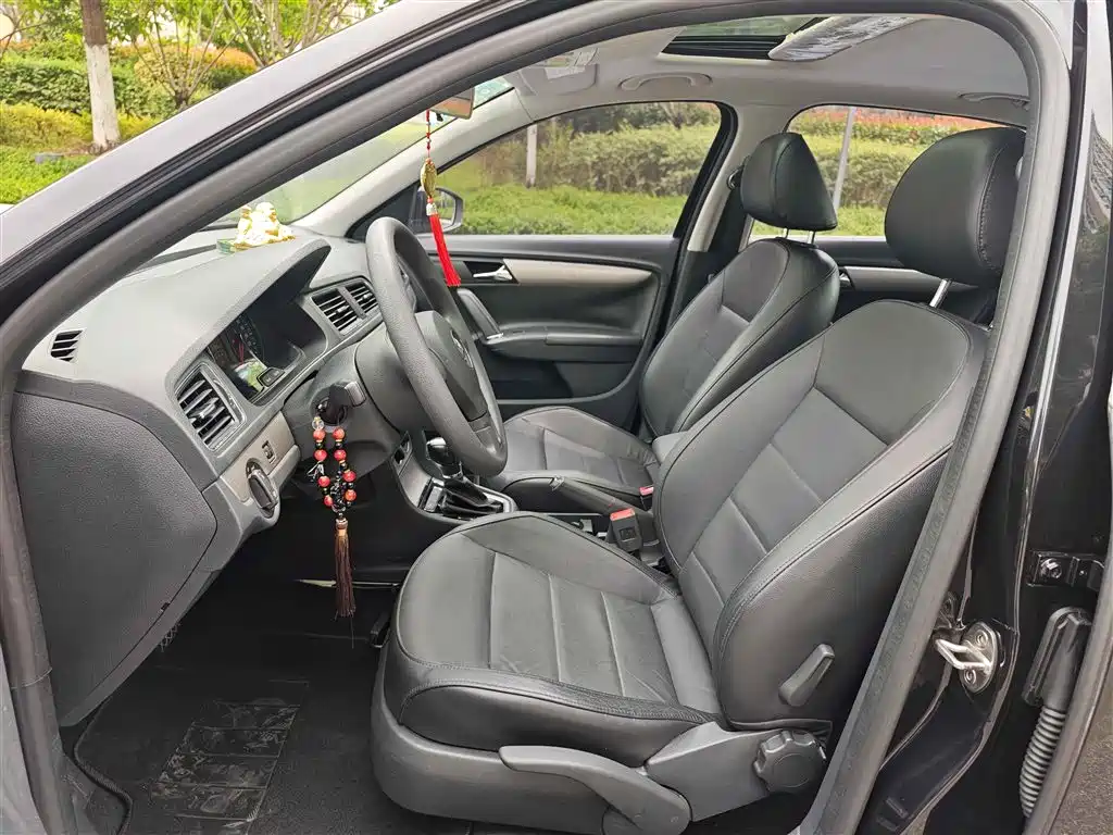 Volkswagen Lavida 2015 1.6L Automatic Comfort Edition фото 12