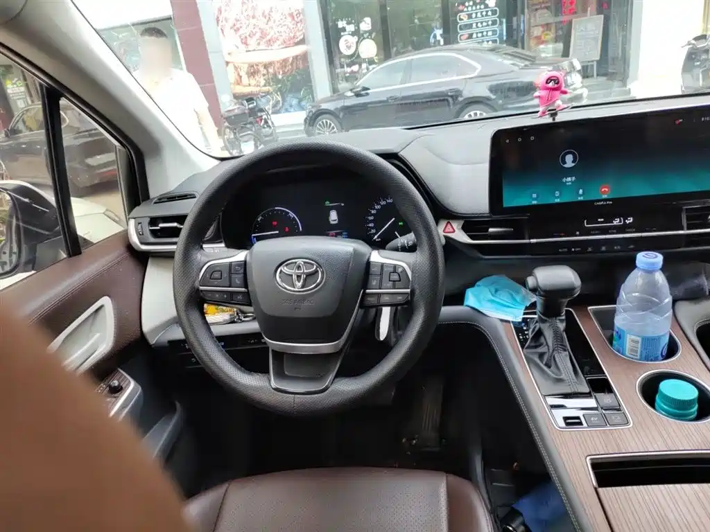 Toyota Sienna 2024 2.5L Hybrid Comfort Edition фото 3