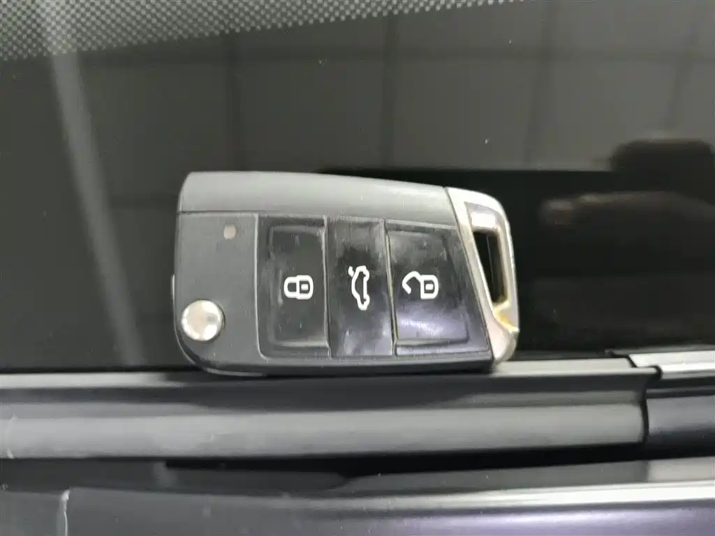 Volkswagen Golf Sportsvan 2016 230TSI Automatic Luxury фото 9