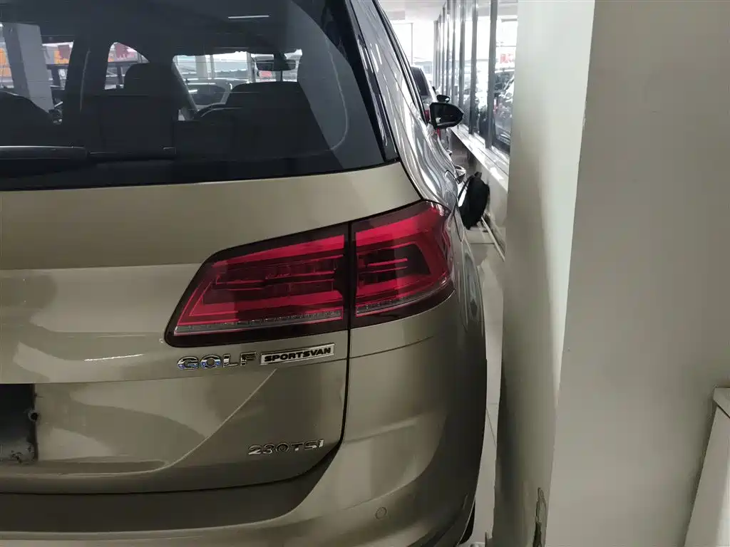 Volkswagen Golf Sportsvan 2016 230TSI Automatic Luxury фото 8