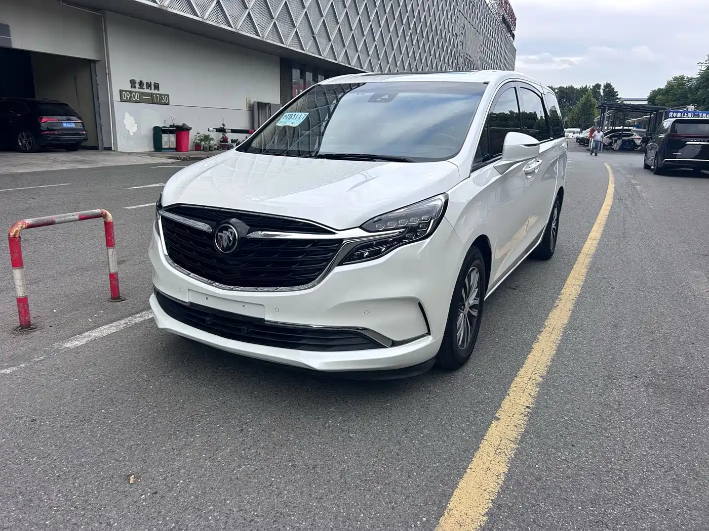 Photo 1 - Buick GL8