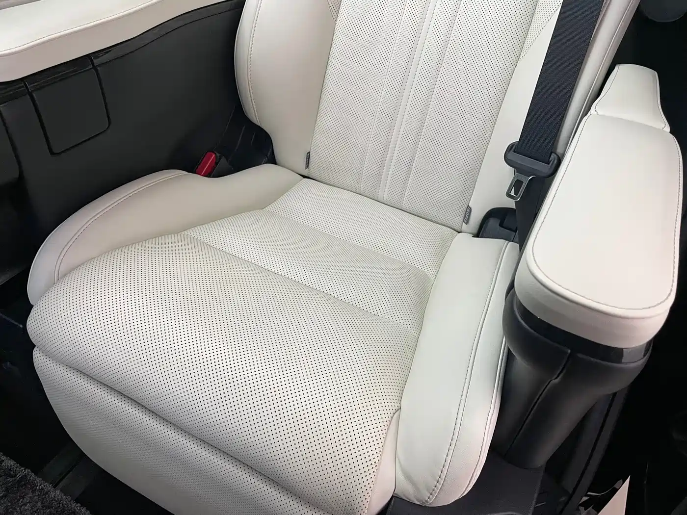 Lexus LM 2020 300h Seven-Seater Elegance Edition фото 34