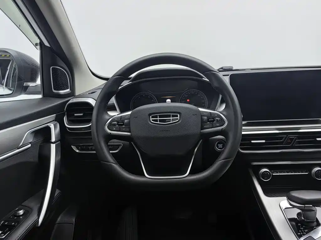 Фото 11 - Geely Binyue