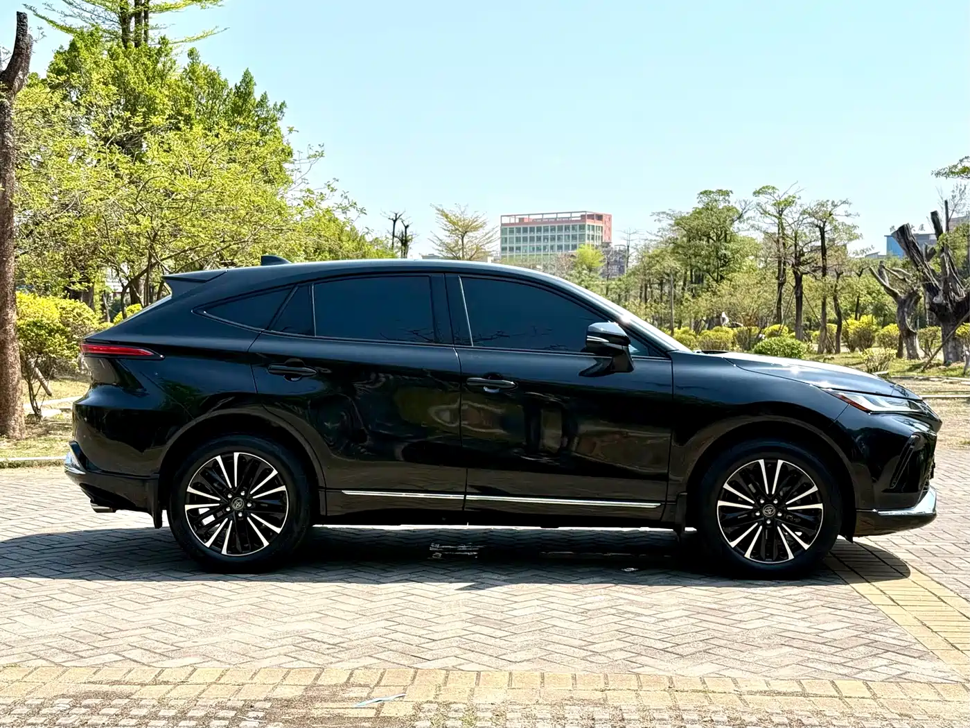 Toyota Venza 2023 2.0L CVT FWD Premium фото 8