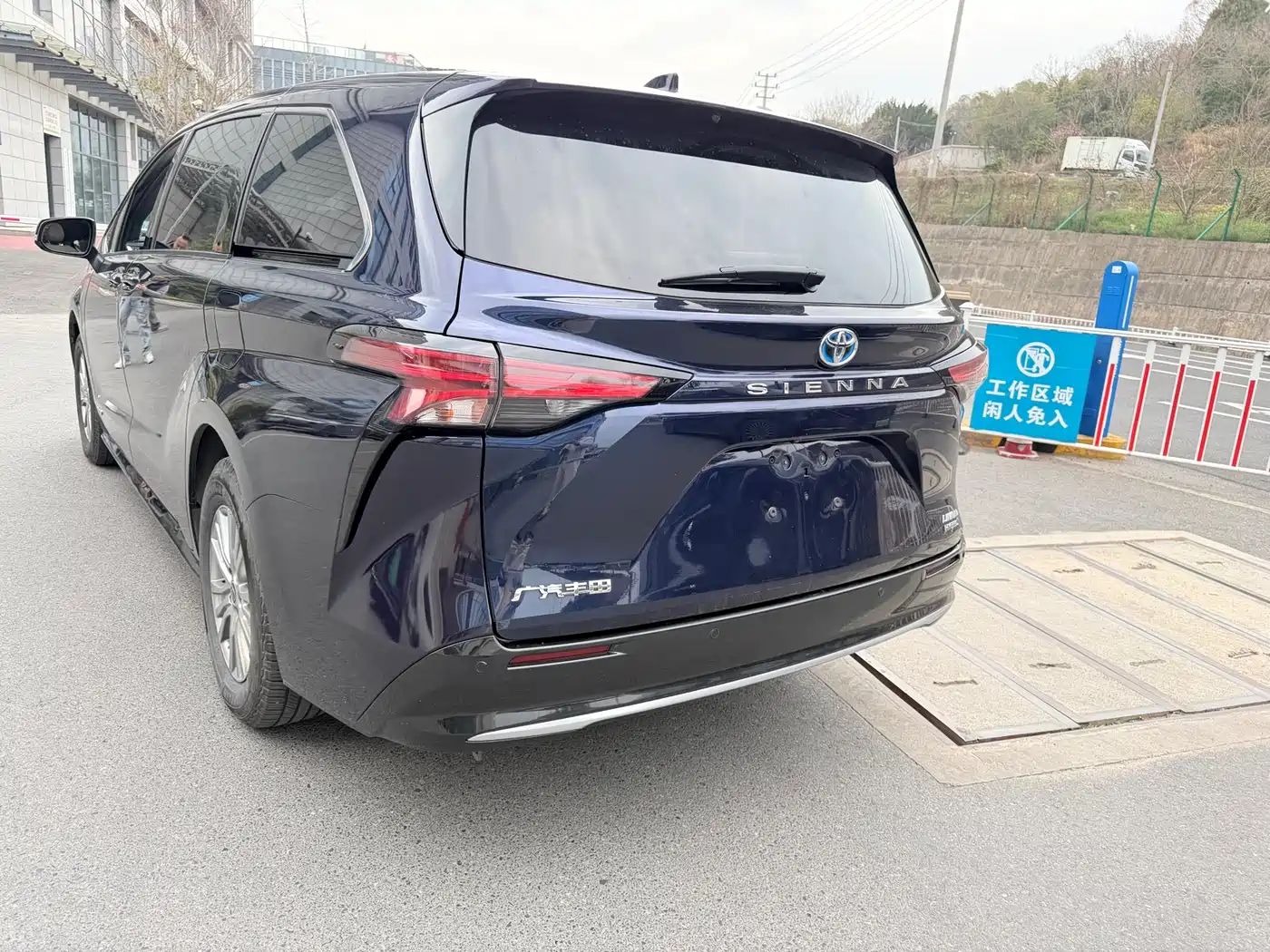 Toyota Sienna 2021 2.5L Hybrid Premium Edition фото 2