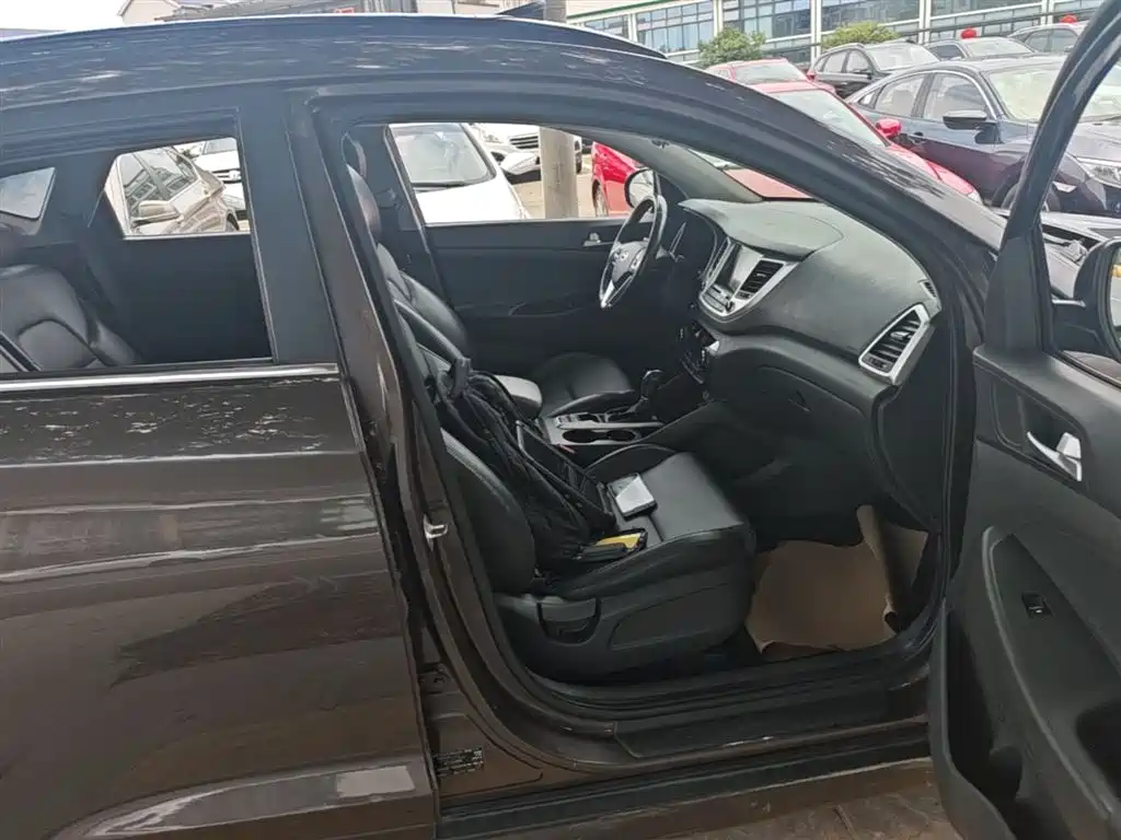 Hyundai Tucson 2018 1.6T DCT 2WD 15th Anniversary Special Edition фото 25