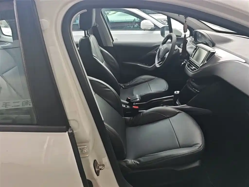 Peugeot 2008 2014 1.6L Automatic Fashion Edition фото 25