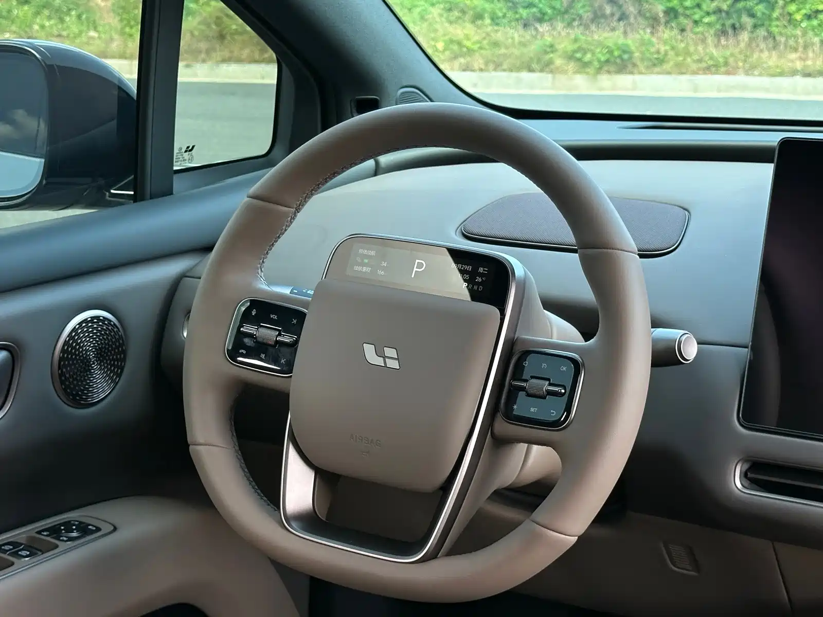 Фото 17 - Li Auto i6
