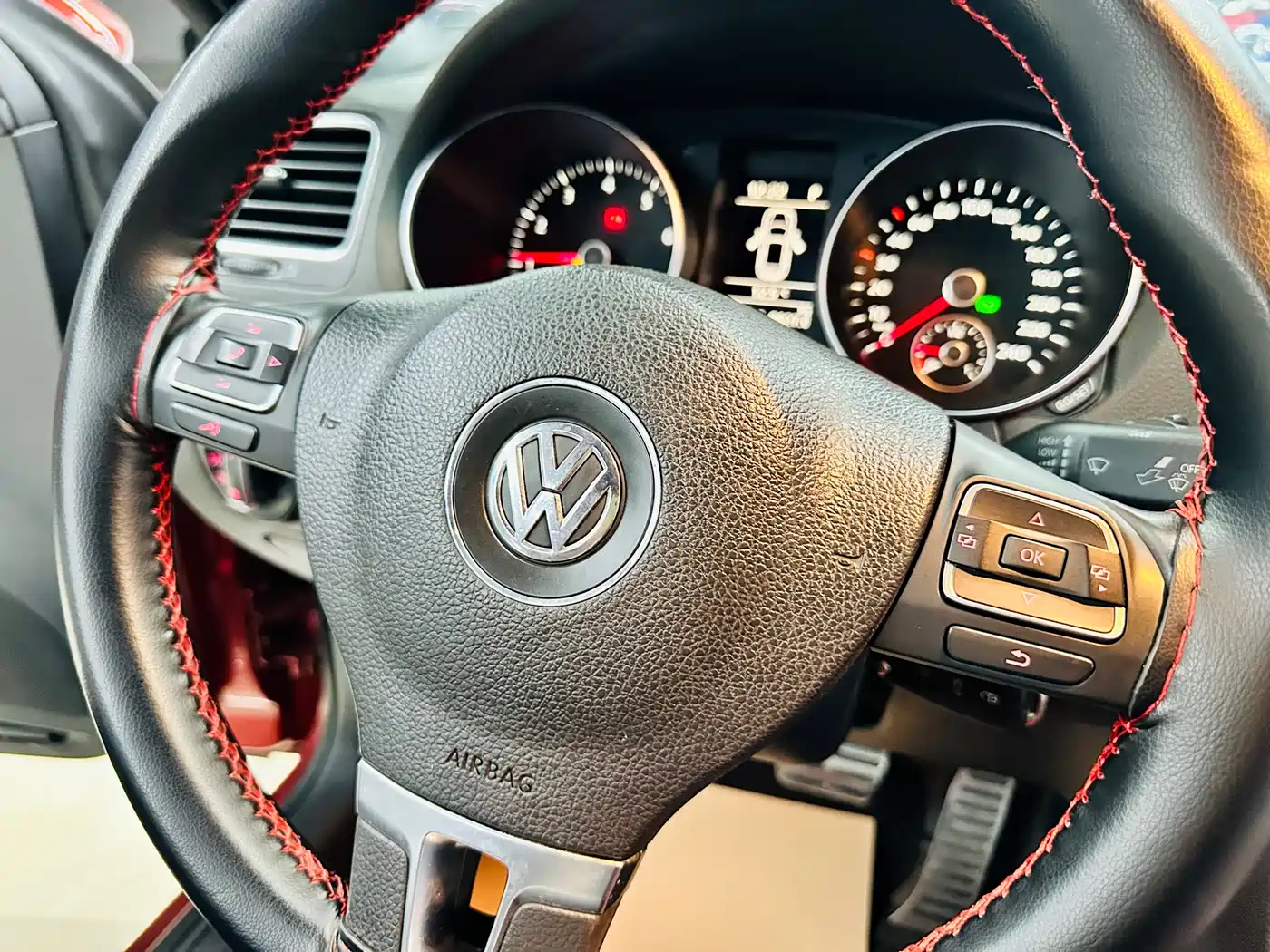 Volkswagen Golf (Import) 2012 1.4TSI Luxury Convertible Edition фото 12