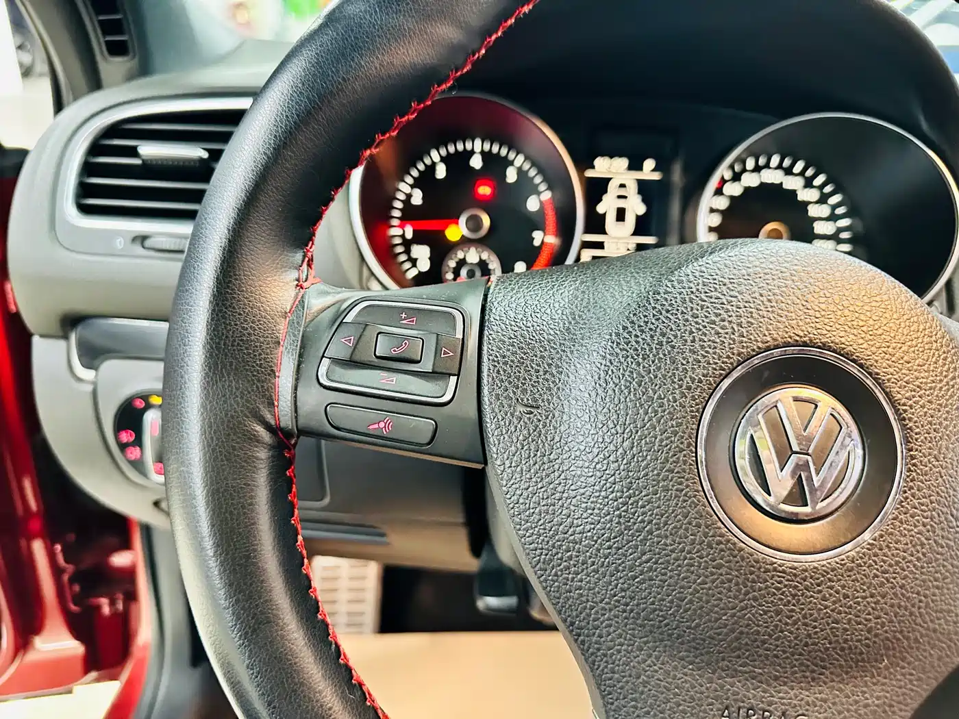 Volkswagen Golf (Import) 2012 1.4TSI Luxury Convertible Edition фото 10